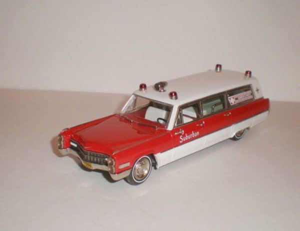 1966 Cadillac Miller Meteor Ambulance redwhite (5)
