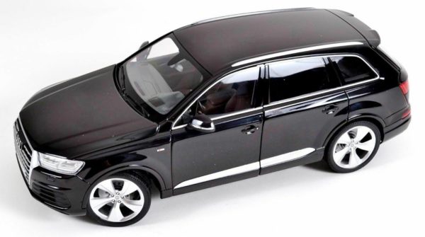 2015 AUDI Q7 black Minichamps (5)